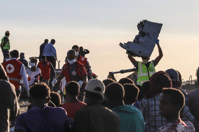 Những khoảnh khắc ám ảnh tại hiện trường vụ tại nạn máy bay Ethiopia - Ảnh 7.