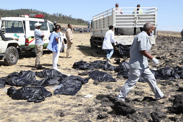 Những khoảnh khắc ám ảnh tại hiện trường vụ tại nạn máy bay Ethiopia - Ảnh 6.