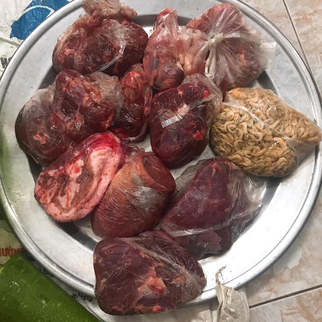 Mẹ gửi thùng xốp cho con gái từ quê lên thành phố, đồ bên trong khiến ai cũng cay mắt - Ảnh 4.