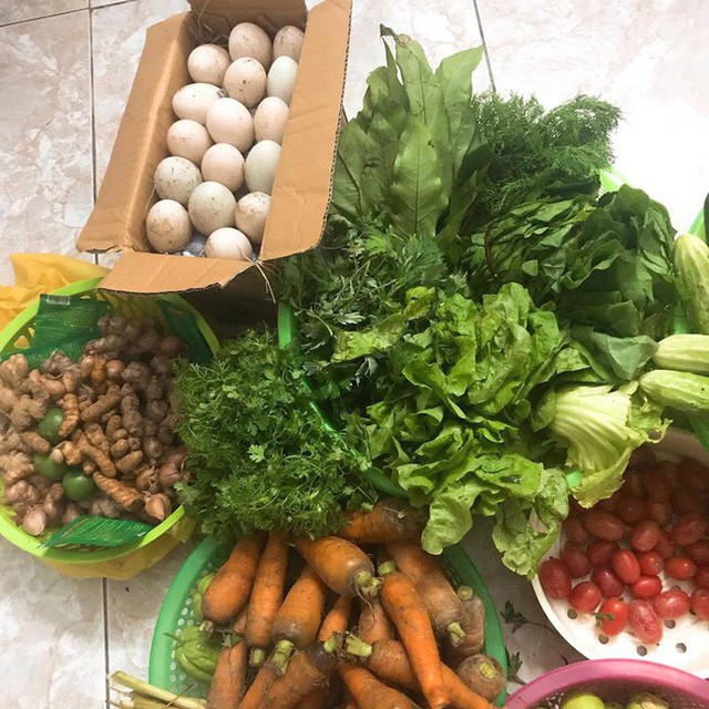 Mẹ gửi thùng xốp cho con gái từ quê lên thành phố, đồ bên trong khiến ai cũng cay mắt - Ảnh 5.