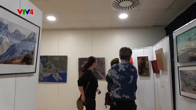 Nét văn hóa Việt qua các tác phẩm nghệ thuật tại triển lãm Double Vision - Ảnh 1.