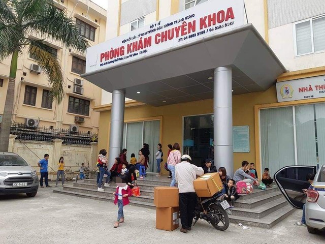 Gần 400 học sinh hai trường mầm non tại Bắc Ninh được đưa xuống Hà Nội khám vì nghi nhiễm giun sán - Ảnh 1.