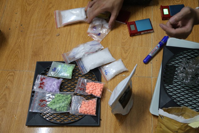 Cảnh sát bắt đối tượng tàng trữ và mua bán ma túy lúc rạng sáng - Ảnh 1.