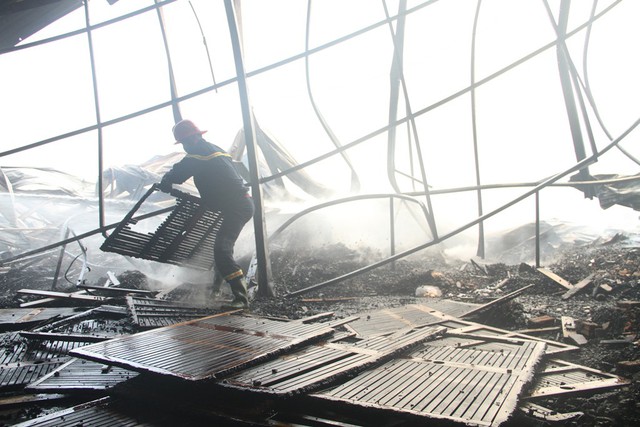 Cháy lớn tại nhà kho chứa sản phẩm từ gỗ  - Ảnh 1.