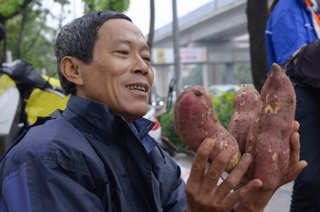 Người dân Thủ đô đội mưa “giải cứu” hàng trăm tấn khoai lang cho nông dân Gia Lai - Ảnh 10.