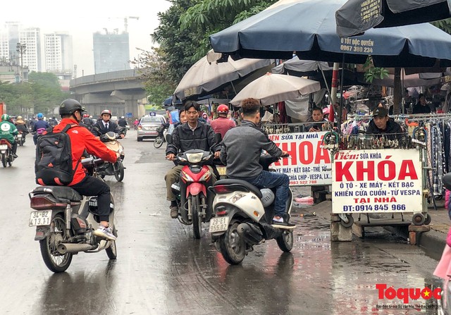 Những ý kiến xung quanh việc cấm xe máy thí điểm trên 2 tuyến đường Nguyễn Trãi, Lê Văn Lương - Ảnh 5.