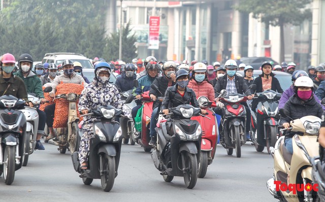 Những ý kiến xung quanh việc cấm xe máy thí điểm trên 2 tuyến đường Nguyễn Trãi, Lê Văn Lương - Ảnh 2.