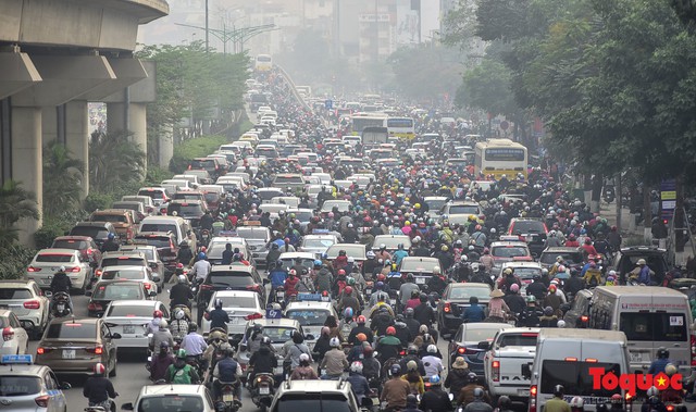Những ý kiến xung quanh việc cấm xe máy thí điểm trên 2 tuyến đường Nguyễn Trãi, Lê Văn Lương - Ảnh 1.