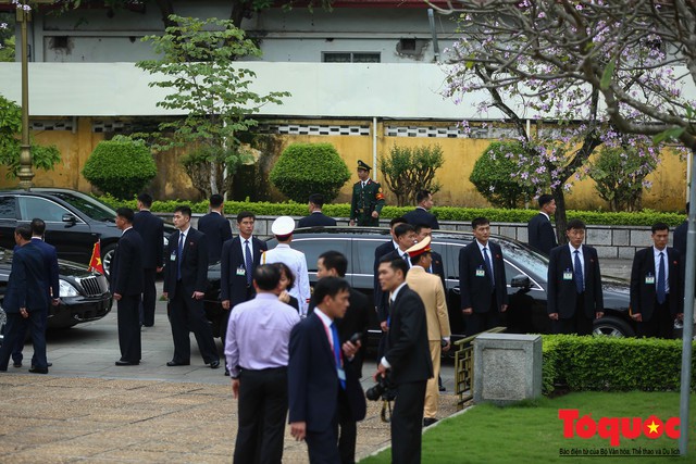 Soi dàn cận vệ áo đen của nhà lãnh đạo Kim Jong-un  tại Hà Nội - Ảnh 2.