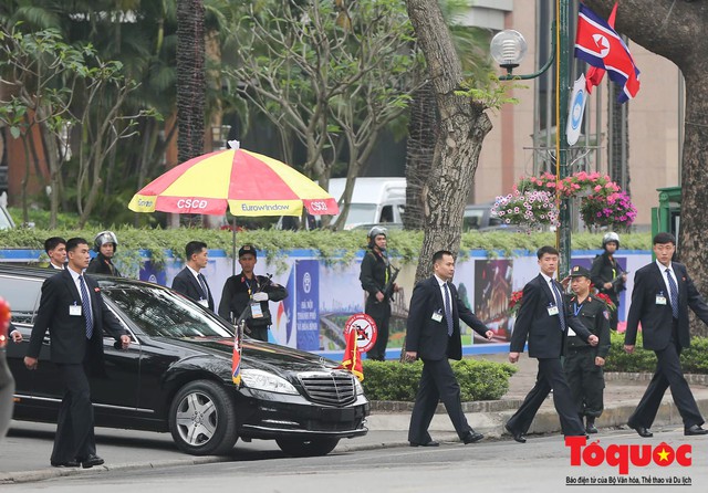 Soi dàn cận vệ áo đen của nhà lãnh đạo Kim Jong-un  tại Hà Nội - Ảnh 1.