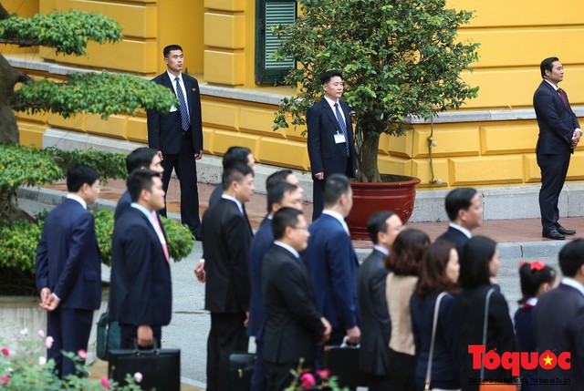 Soi dàn cận vệ áo đen của nhà lãnh đạo Kim Jong-un  tại Hà Nội - Ảnh 12.