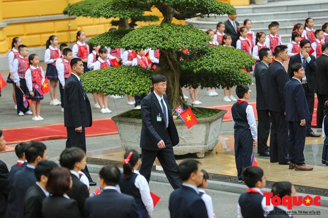 Soi dàn cận vệ áo đen của nhà lãnh đạo Kim Jong-un  tại Hà Nội - Ảnh 11.