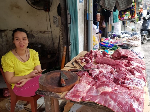 Thị trường thịt lợn “đìu hiu”, nhiều phụ huynh lo lắng không biết có nên cho con ăn ở trường hay không - Ảnh 1.