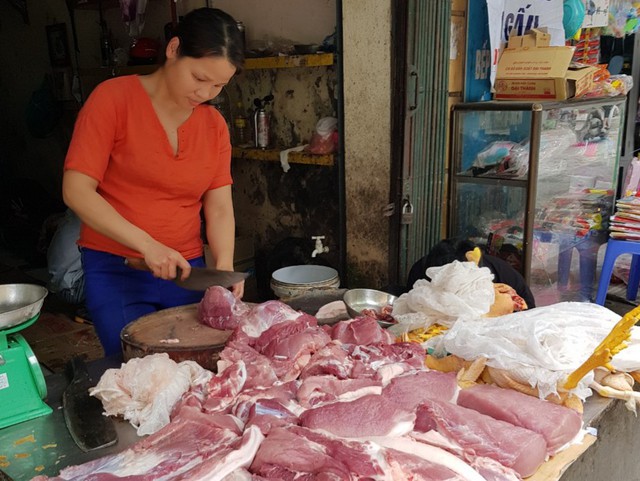 Thị trường thịt lợn “đìu hiu”, nhiều phụ huynh lo lắng không biết có nên cho con ăn ở trường hay không - Ảnh 2.