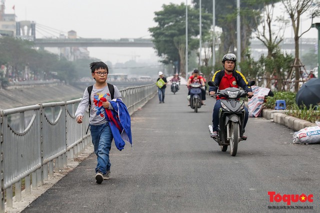 Con đường đi bộ dài nhất Thủ đô chưa kịp hoàn thiện đã bị xe máy lấn chiếm - Ảnh 5.