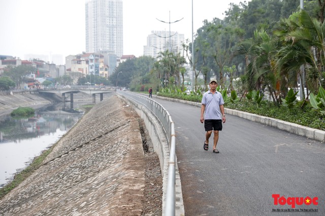 Con đường đi bộ dài nhất Thủ đô chưa kịp hoàn thiện đã bị xe máy lấn chiếm - Ảnh 2.