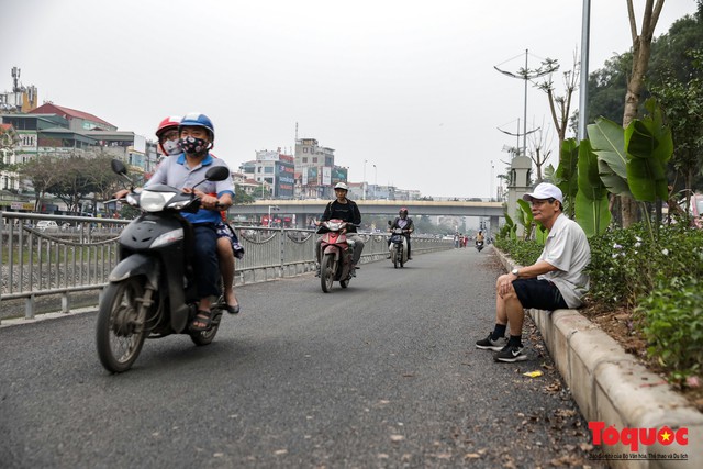 Con đường đi bộ dài nhất Thủ đô chưa kịp hoàn thiện đã bị xe máy lấn chiếm - Ảnh 8.