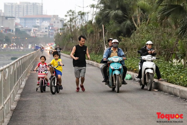 Con đường đi bộ dài nhất Thủ đô chưa kịp hoàn thiện đã bị xe máy lấn chiếm - Ảnh 6.