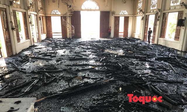 Video, ảnh: Hiện trường vụ cháy nhà thờ Công giáo thiệt hại hàng tỷ đồng - Ảnh 3.