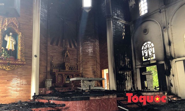 Video, ảnh: Hiện trường vụ cháy nhà thờ Công giáo thiệt hại hàng tỷ đồng - Ảnh 2.