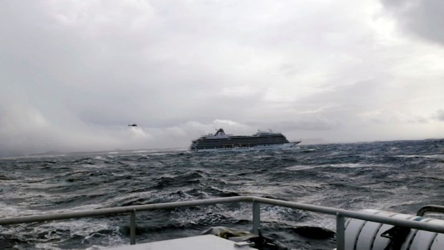 Chật vật cứu hộ du thuyền giữa bão lớn ở Na Uy - Ảnh 1.
