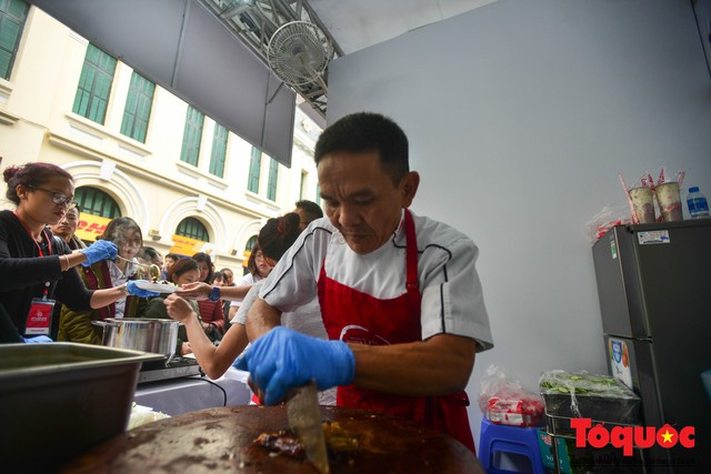 Xếp hàng cả tiếng đồng hồ để mua cơm gà Singapore tại Hồ Gươm - Ảnh 2.