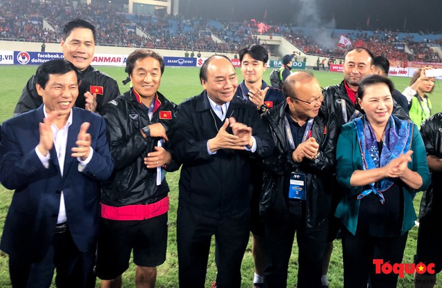 Thủ tướng, Chủ tịch Quốc hội xuống sân chúc mừng chiến thắng của đội tuyển U23 Việt Nam - Ảnh 4.