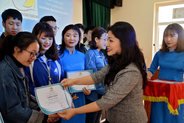 Lễ Tổng kết và trao chứng nhận Liên lạc viên/ Tình nguyện viên Diễn đàn Du lịch ASEAN 2019 - Ảnh 3.