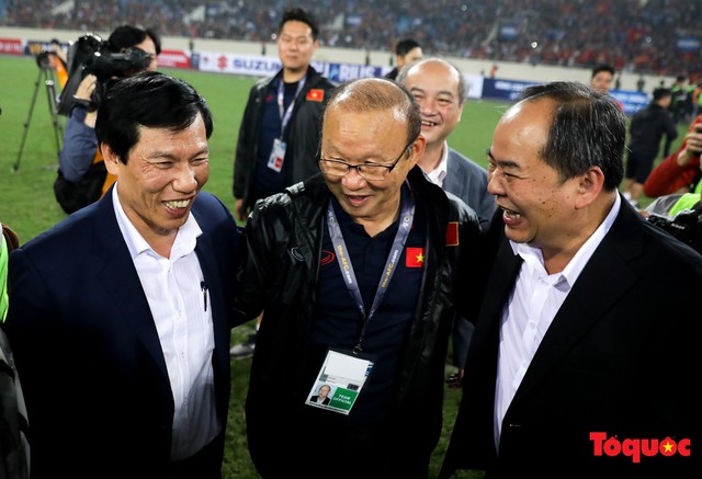 Thủ tướng, Chủ tịch Quốc hội xuống sân chúc mừng chiến thắng của đội tuyển U23 Việt Nam - Ảnh 8.