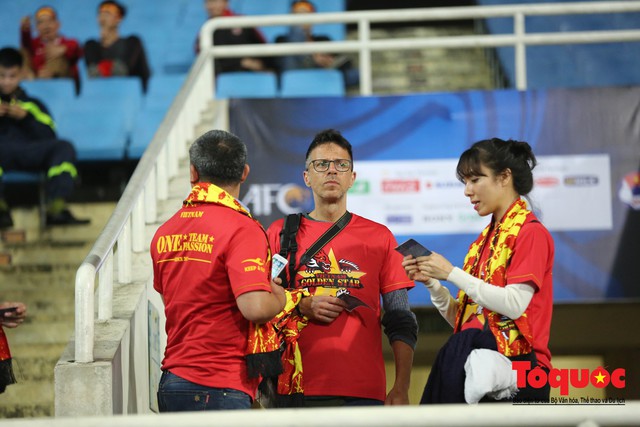CĐV Việt Nam - Thái Lan thân thiện trước trận quyết đấu  - Ảnh 12.