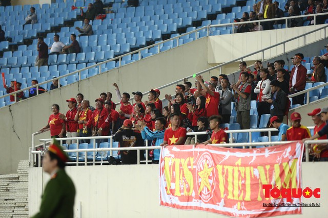 CĐV Việt Nam - Thái Lan thân thiện trước trận quyết đấu  - Ảnh 11.