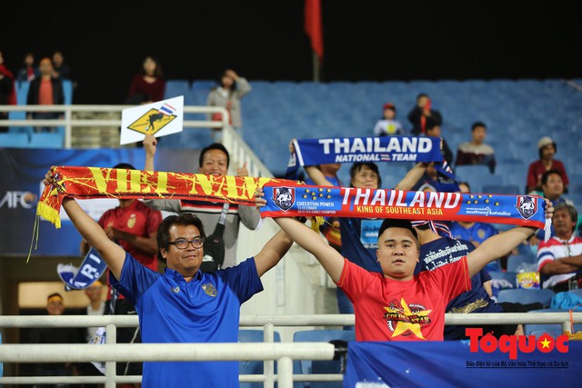 CĐV Việt Nam - Thái Lan thân thiện trước trận quyết đấu  - Ảnh 10.