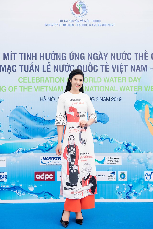 Hoa hậu Ngọc Hân gây bất ngờ với mẫu áo dài lấy cảm hứng từ nước - Ảnh 1.
