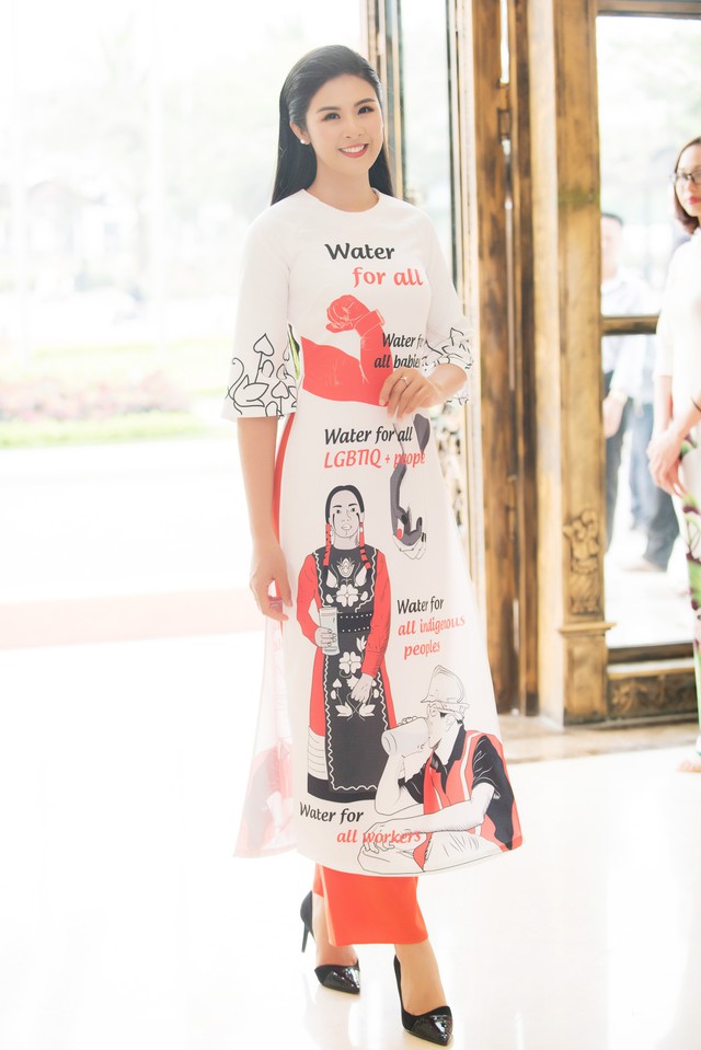 Hoa hậu Ngọc Hân gây bất ngờ với mẫu áo dài lấy cảm hứng từ nước - Ảnh 2.