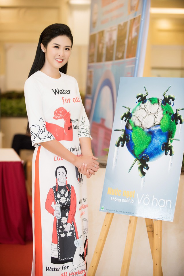 Hoa hậu Ngọc Hân gây bất ngờ với mẫu áo dài lấy cảm hứng từ nước - Ảnh 3.