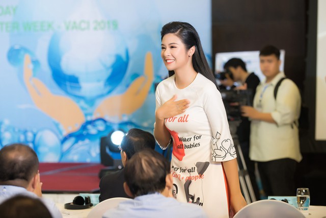Hoa hậu Ngọc Hân gây bất ngờ với mẫu áo dài lấy cảm hứng từ nước - Ảnh 4.
