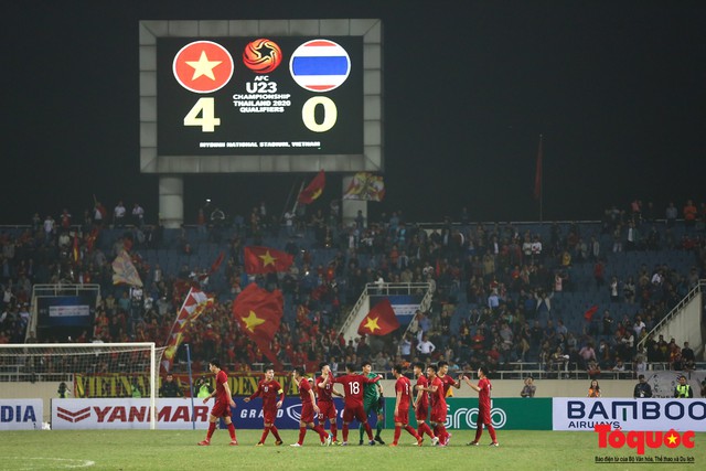Thủ tướng, Chủ tịch Quốc hội xuống sân chúc mừng chiến thắng của đội tuyển U23 Việt Nam - Ảnh 1.