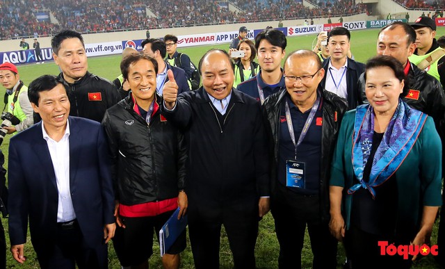 Thủ tướng, Chủ tịch Quốc hội xuống sân chúc mừng chiến thắng của đội tuyển U23 Việt Nam - Ảnh 5.