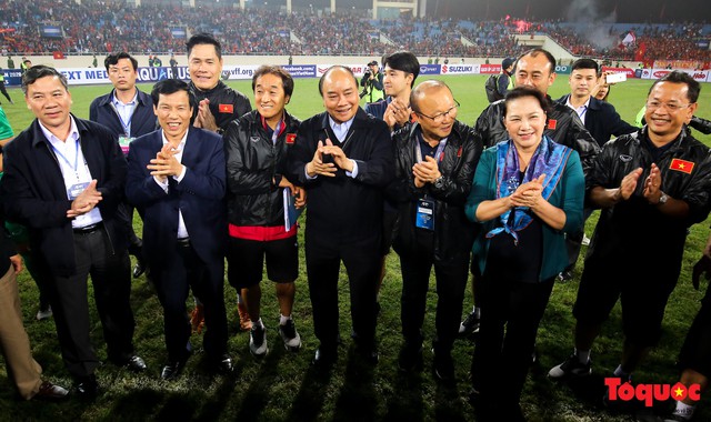 Thủ tướng, Chủ tịch Quốc hội xuống sân chúc mừng chiến thắng của đội tuyển U23 Việt Nam - Ảnh 6.