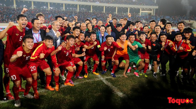 Thủ tướng, Chủ tịch Quốc hội xuống sân chúc mừng chiến thắng của đội tuyển U23 Việt Nam - Ảnh 3.