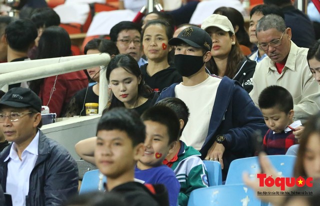 Trung vệ Duy Mạnh và dàn Hot Girl tới tiếp lửa cho U23 Việt Nam - Ảnh 2.