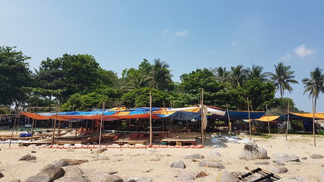 Tháo dỡ lều bạt, dọn vệ sinh môi trường tại khu vực bãi biển rạn Nam Ô - Ảnh 3.