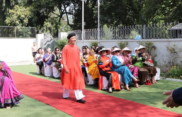 Vẻ đẹp áo dài Việt Nam gây ấn tượng mạnh với bạn bè ASEAN và Ấn Độ - Ảnh 1.