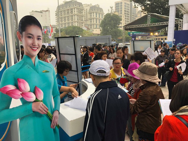 Du khách xếp hàng dài lựa chọn mua tour tại Hội chợ Du lịch Quốc tế Việt Nam – VITM 2019 - Ảnh 10.