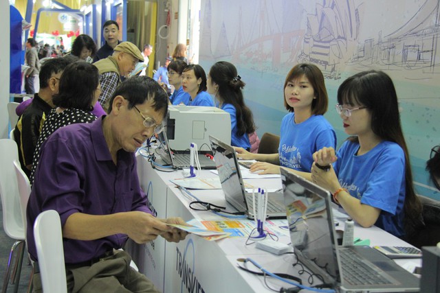 Du khách xếp hàng dài lựa chọn mua tour tại Hội chợ Du lịch Quốc tế Việt Nam – VITM 2019 - Ảnh 4.