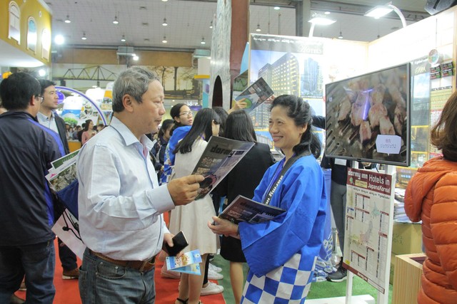 Du khách xếp hàng dài lựa chọn mua tour tại Hội chợ Du lịch Quốc tế Việt Nam – VITM 2019 - Ảnh 6.