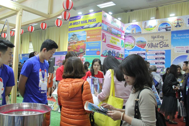 Du khách xếp hàng dài lựa chọn mua tour tại Hội chợ Du lịch Quốc tế Việt Nam – VITM 2019 - Ảnh 7.