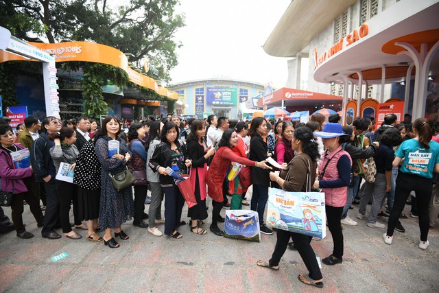 Du khách xếp hàng dài lựa chọn mua tour tại Hội chợ Du lịch Quốc tế Việt Nam – VITM 2019 - Ảnh 9.