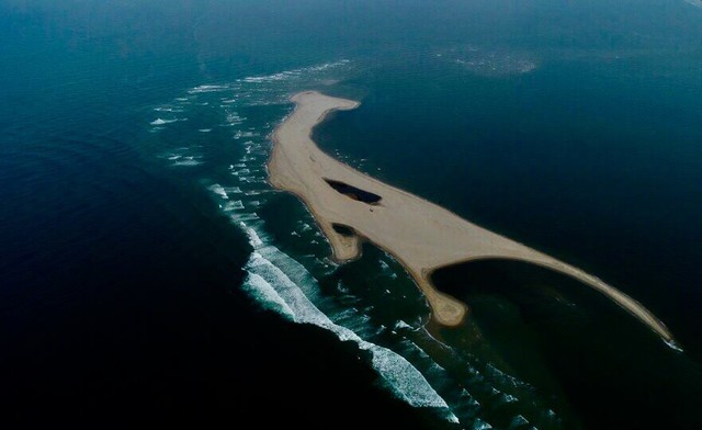 Hiện tượng chưa thể lý giải: Đảo cát nổi giữa vùng biển Cửa Đại dài 3.000m - Ảnh 1.