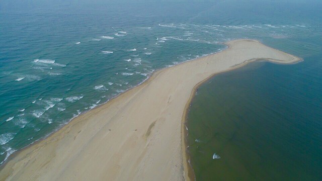 Hiện tượng chưa thể lý giải: Đảo cát nổi giữa vùng biển Cửa Đại dài 3.000m - Ảnh 2.